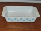 Pyrex White & Turquoise Snowflakes 2 QT Space Saver Casserole Dish 575-B Vintage