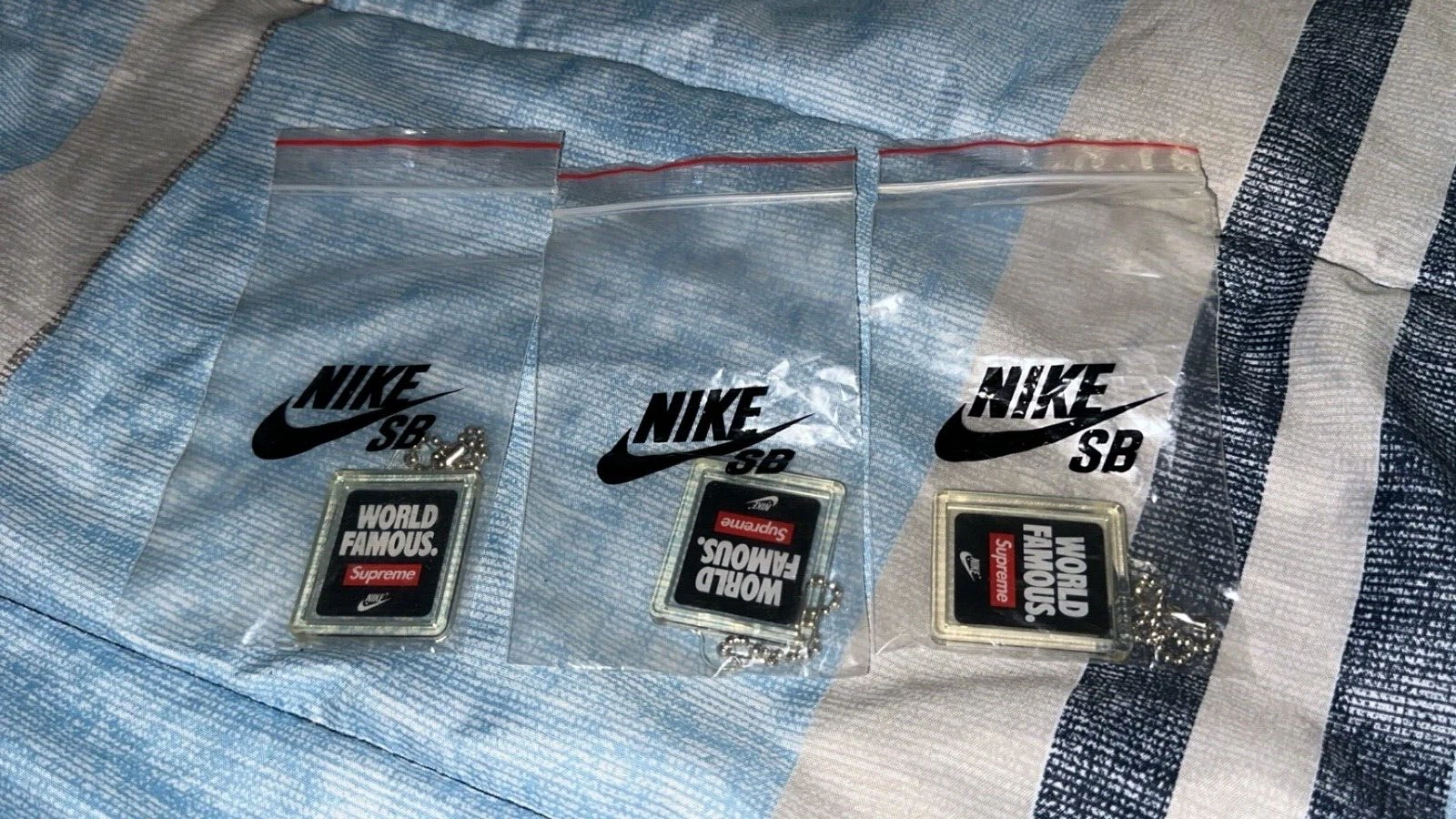 (1) NIKE SUPREME WORLDS CÉLÈBRE PORTE CLÉS ÉTIQUETTE SUSPENDUE NEUF
