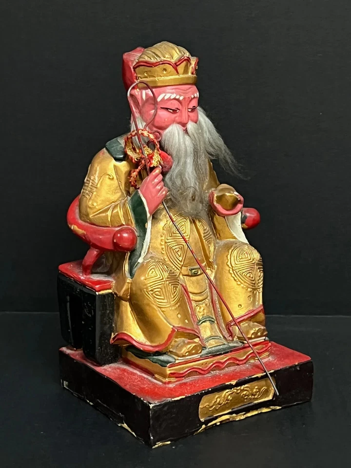 Antiguo templo chino de madera dorada del siglo XIX estatua del dios de la tierra. Foto 3 de 4