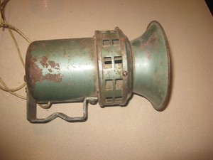 VINTAGE 6 VOLT AUTOMOBILE OR SHIP OR BOAT ?  SIREN SIREANE  ANY HELP OUT THERE ?