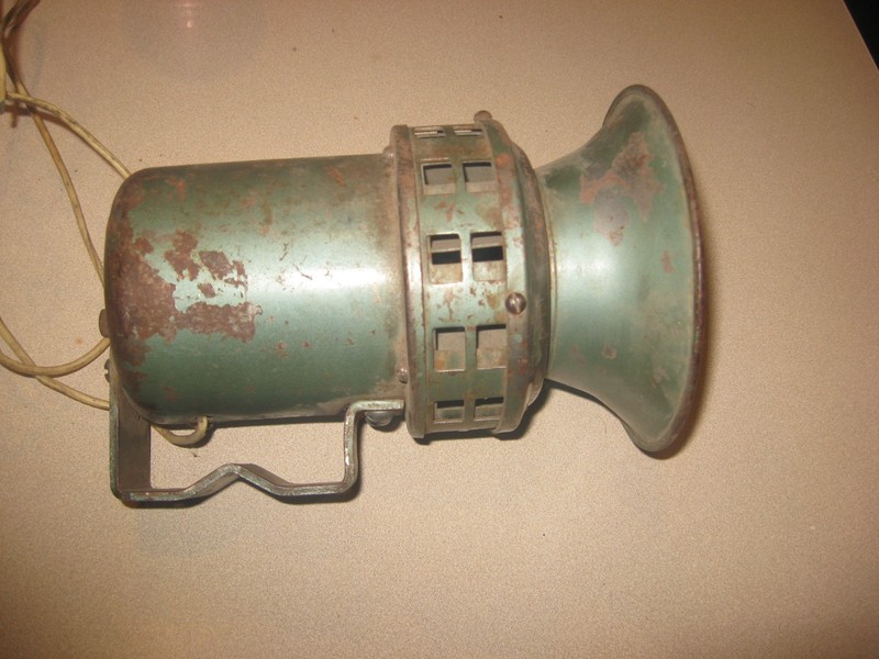 VINTAGE 6 VOLT AUTOMOBILE OR SHIP OR BOAT ?  SIREN SIREANE  ANY HELP OUT THERE ?