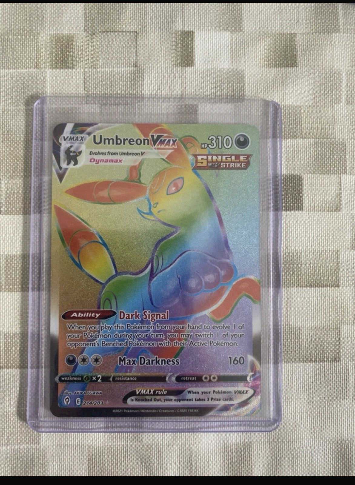Pokémon TCG Umbreon VMAX Evolving Skies Rainbow Rare Card 214/203