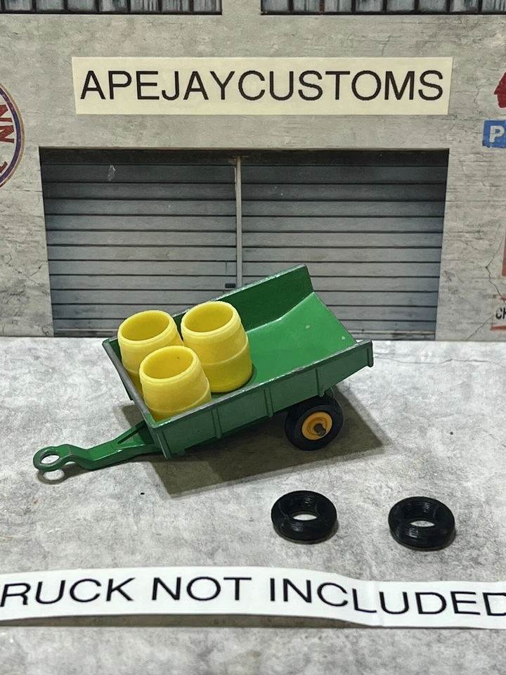 lesney  John Deere no 51 , 1 set of black tires and 3 barrel ( TRL NOT INCLUDED) - Image 2 of 4