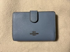 COACH F11484 -CORNER ZIP WALLET IN CROSSGRAIN LEATHER LIGHT BLUE