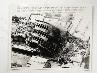 Mexico City Earthquake Collapsed Building AP Reed Saxon 1985 VTG Photo