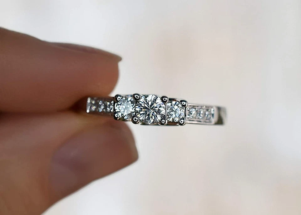 Помолвочное кольцо с тремя бриллиантами круглой огранки 0,50 карата белое золото 14 карат размер 7 - Изображение 3 из 4