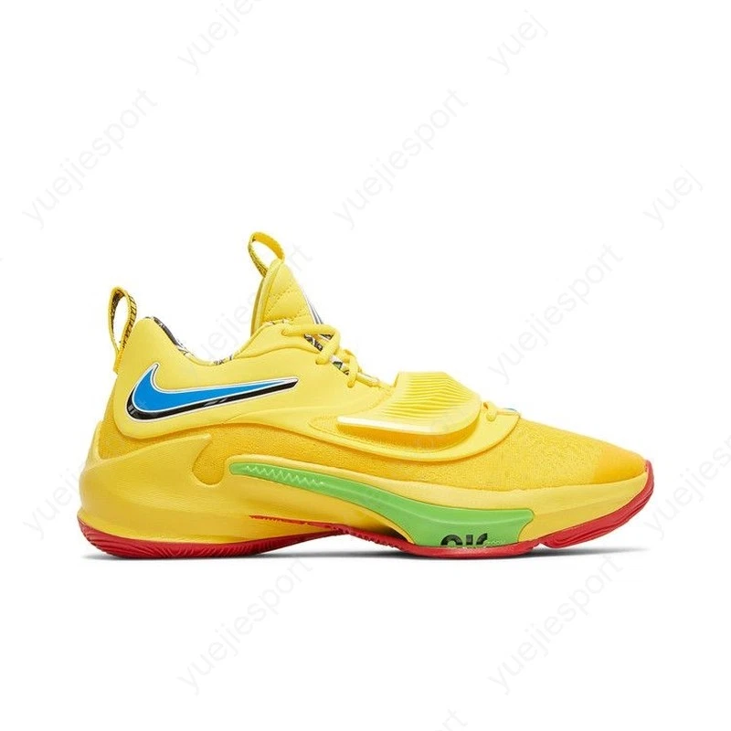 Preços baixos em Nike UNO x Zoom Freak 3 NRG 50th Anniversary
