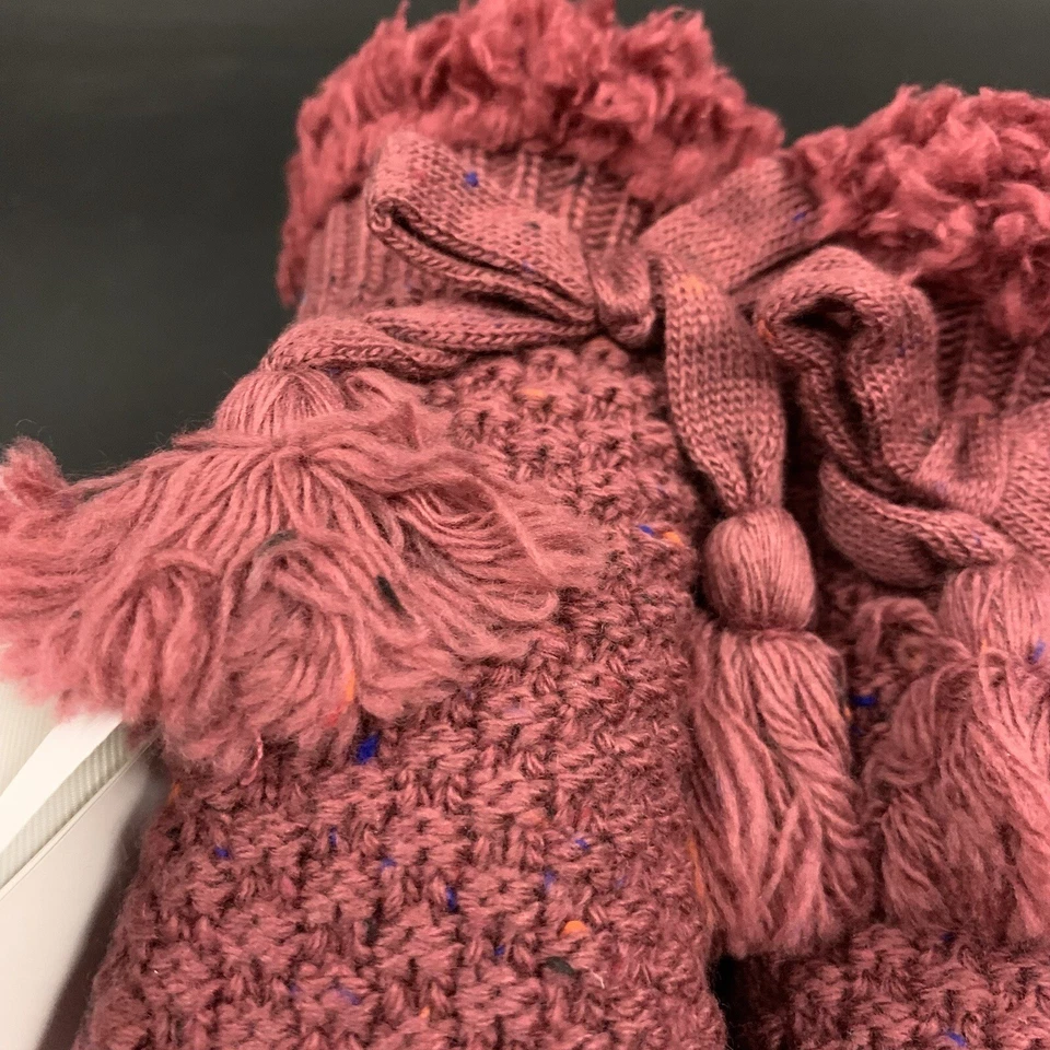 CALCETINES UGG NESSIE FORRADOS DE LANA TALLA ÚNICA BORGOÑA ACOGEDOR TEJIDO CON BORLAS Foto 2 de 4