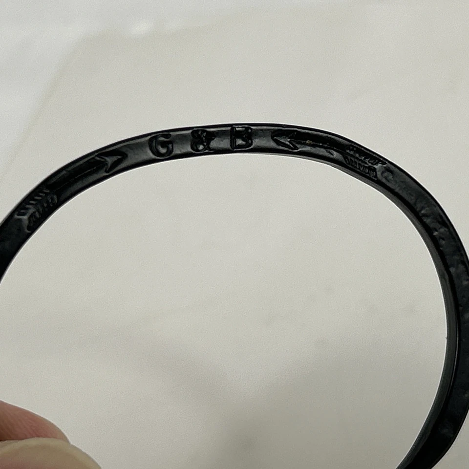 Pulsera Giles & Brother "Skinny Railroad Spike Cuff" de latón óxido negro Foto 3 de 4