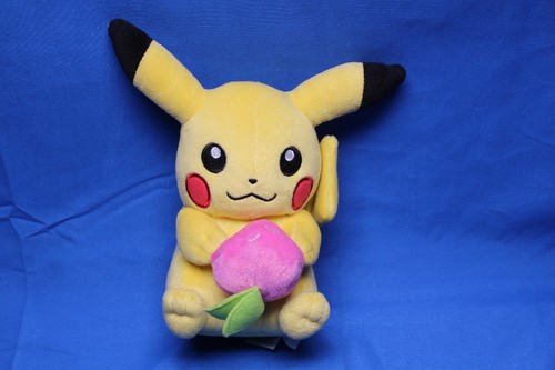 Juguete de peluche Pikachu sosteniendo fresa 7 pulgadas Pokémon Tomy 2017 - Imagen 2 de 8
