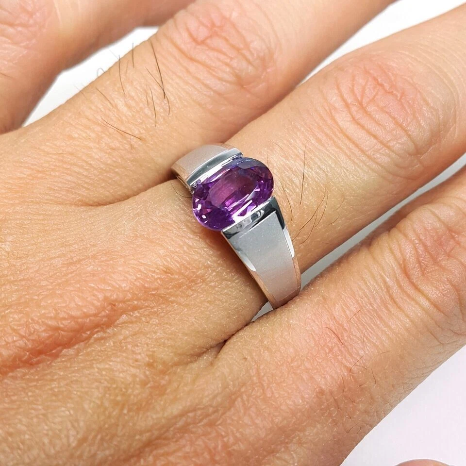 Anillo solitario ovalado de amatista púrpura simulado de 3 quilates para hombre enchapado en oro blanco de 14 quilates Foto 2 de 4