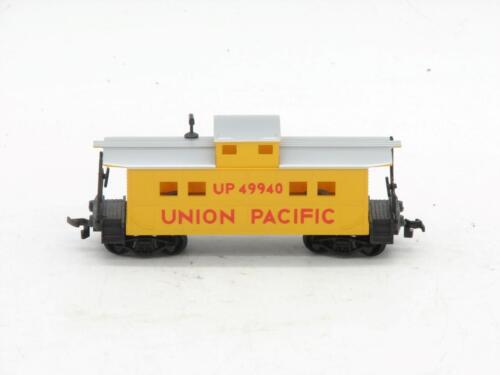 Life Like HO Scale Union Pacific 49940 Caboose with Box LN - Picture 3 of 7