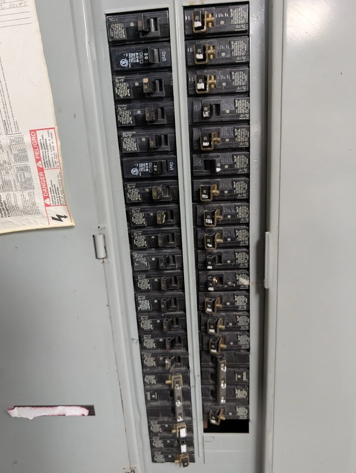 🤪 SIEMENS 200 AMP LOAD CENTER 120/240 VAC 3Ø 4W G4242MB3200CU - Image 4 of 4