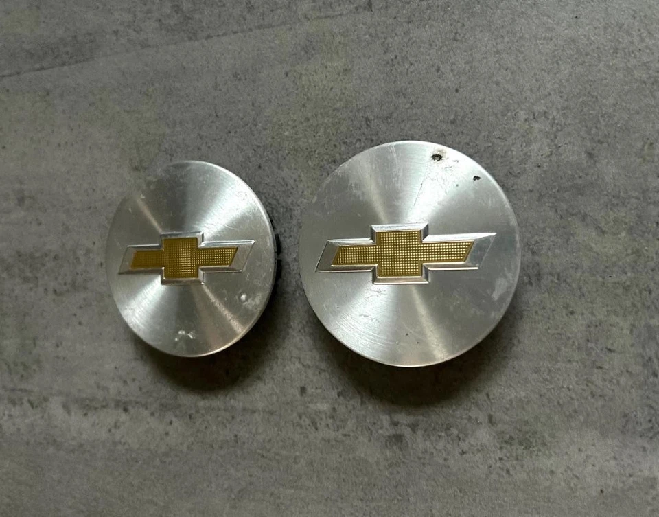 Par de tapacubos centrales de rueda plateados y dorados Chevy Traverse Equinox OEM 2 5/8" Colorado Foto 3 de 4