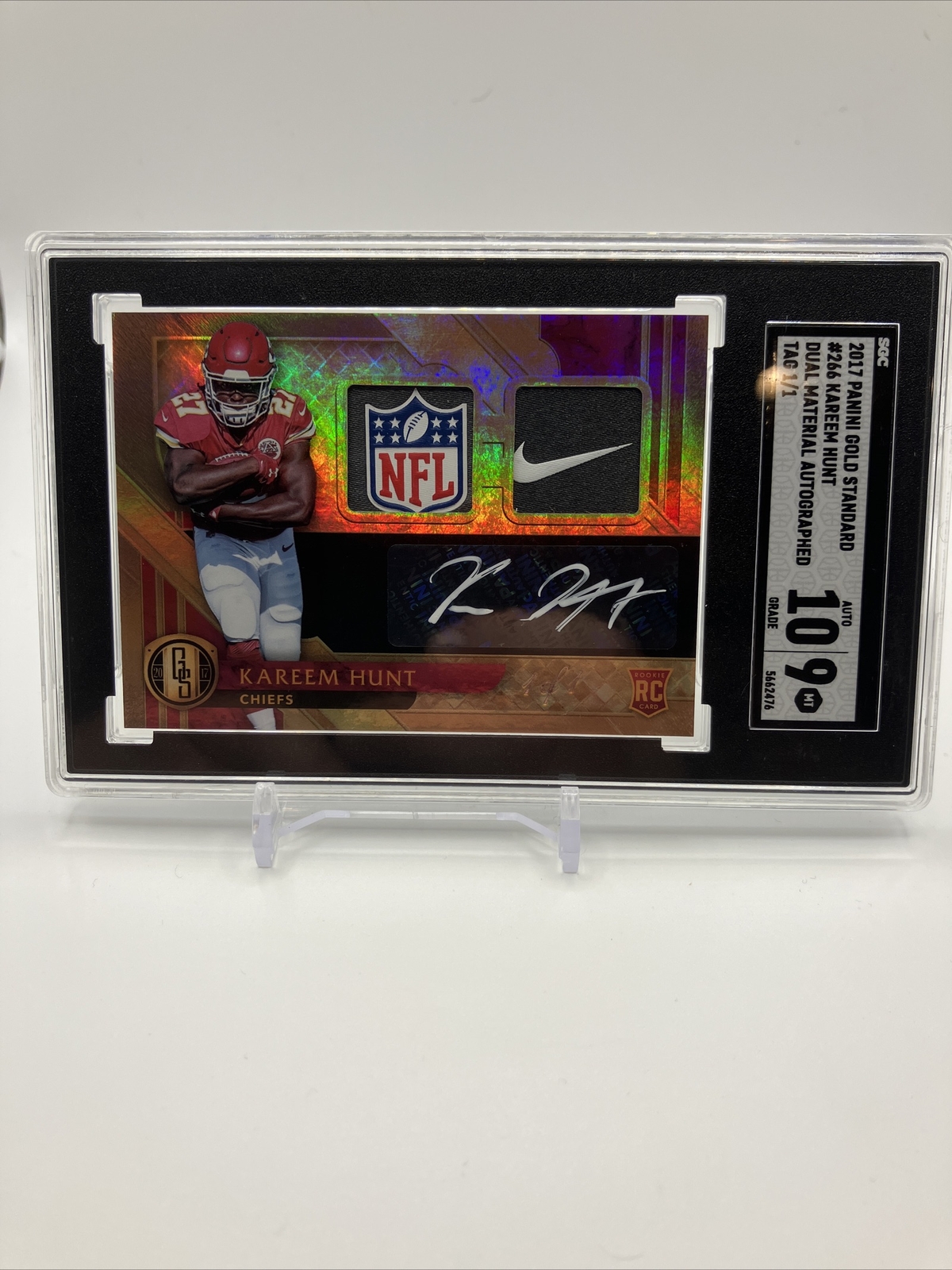 Kareem Hunt Panini Gold Standard #266 Dual Jersey Autograph-Prime