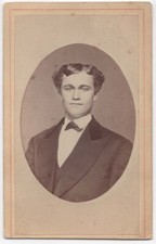 ANTIQUE CDV CIRCA 1870s BLYE HANDSOME YOUNG MAN IN SUIT SYRACUSE NEW YORK