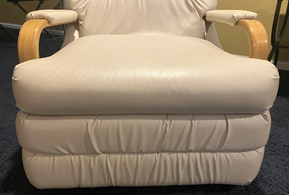 FLEXSTEEL MANUAL SOFT FAUX LEATHER RECLINER (LIGHT BEIGE/IVORY COLOR) - Image 3 of 4