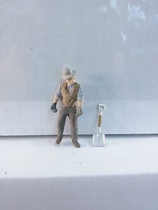 Arttista Worker/Fireman with shovel #1534 - O Scale On30 figures people Artista 718103146562 | eBay