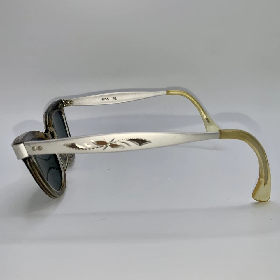 De colección Años 50 EE. UU. 5 1/2 Alum Grabado Marcos Retro Ojos de Gato Gafas Plateadas MCM kitsch Foto 2 de 4