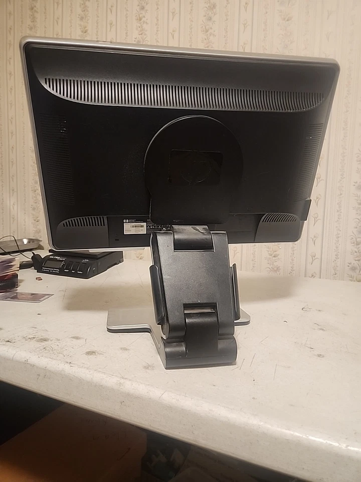 HP W2207h 22" Widescreen LCD Monitor w/Built-in Speaker USB 2.0 VGA HDMI  - Image 3 of 4