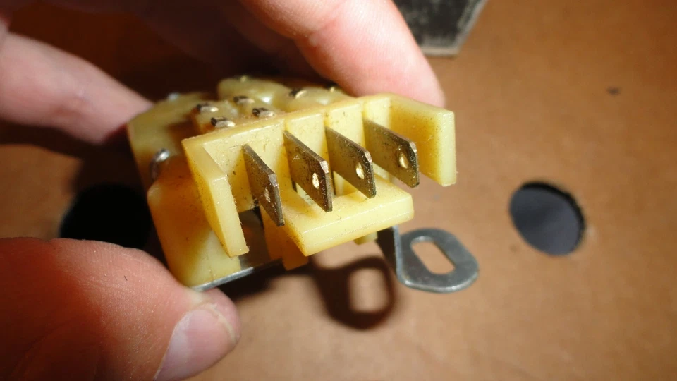 Interruptor de seguridad neutro Pontiac T1000 1981-82 Chevrolet Chevette 1978-82 nuevo de lote Foto 4 de 4