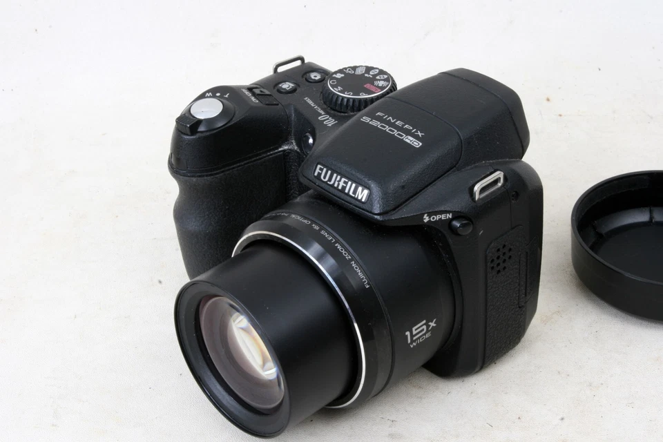 TESTED Fujifilm Finepix S2000hd bridge digital camera - Image 3 of 4