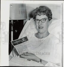1963 Press Photo Mrs. Andrew Fischer reads telegram at St. Luke's Hospital