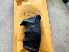 Pachmayr rubber Colt V frame grips 1052