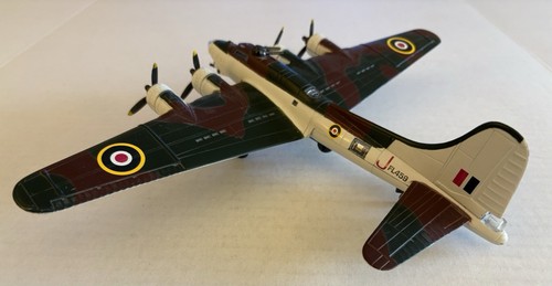 New Ray Toys Sky Pilot Collection 1/72 B-17 Flying Fortress WWII Bomber 20103 - Picture 2 of 9