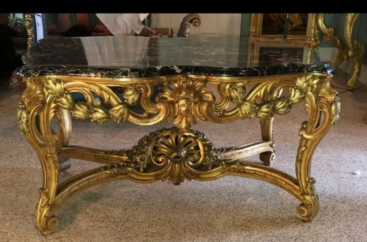 Mesa Luis XV, siglo XIX, grande y esculpida con tapa de mármol rara de Saint Laurent Foto 3 de 4