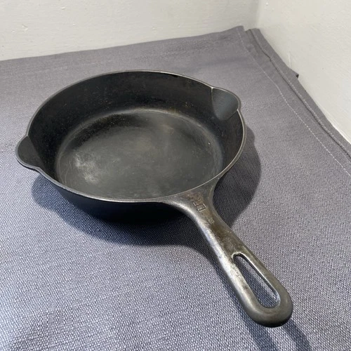 Griswold Erie Model 724 #5 Skillet Small Logo 1939-1944