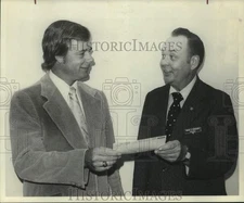 Press Photo Roy Schmidzinsky, H.E.B. district manager with Bruce Sorenson