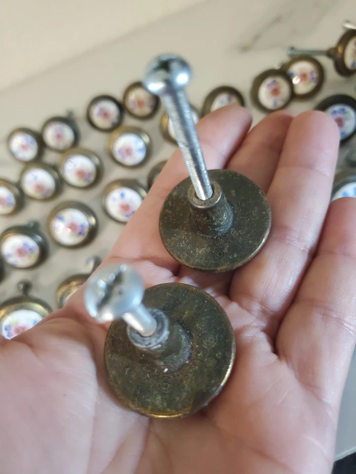 Lote grande de perillas de cajón florales de cerámica vintage Amerock Allison de latón (45) Foto 3 de 4