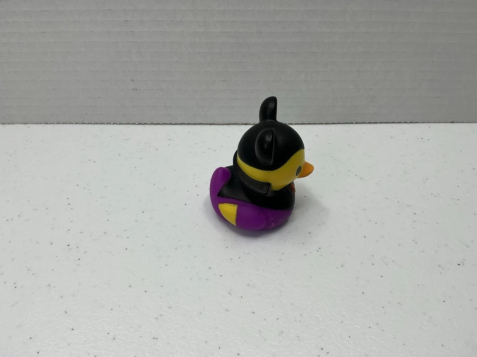 Disney Duckz - Vampiro Mickey Mouse - Pato de goma - Mini figura - Aprox. 2,5" de alto Foto 2 de 4