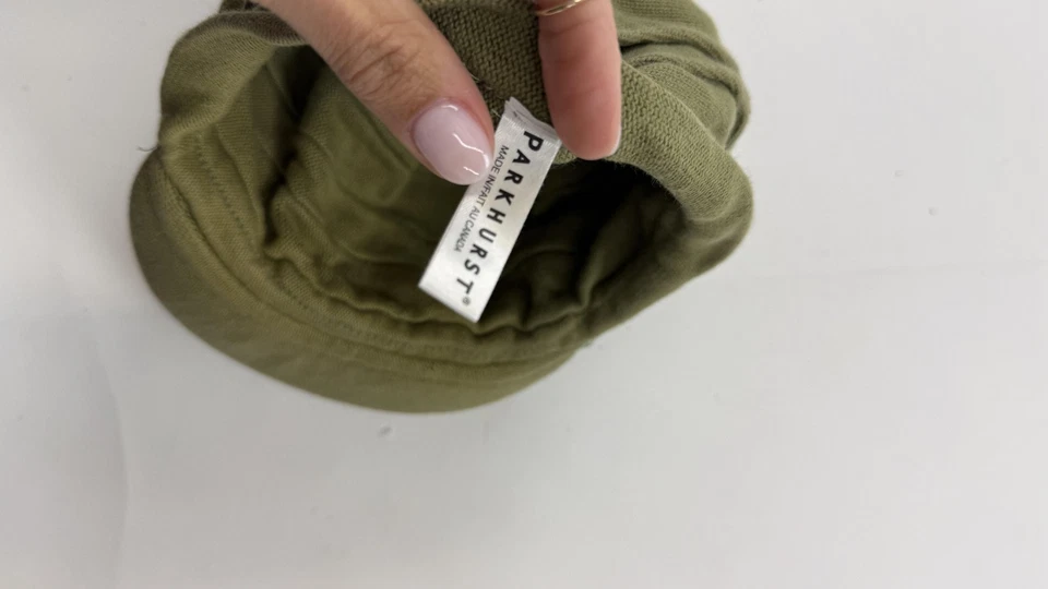 Gorra Parkhurst ajustada para mujer talla única verde oliva tejida ala acanalada gorro Foto 2 de 4