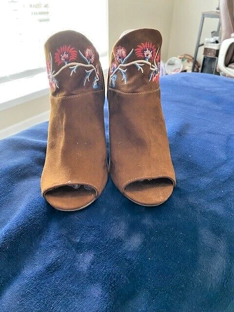 BOTA CARLOS BY CARLOS SANTANA JAZLYN BORDADA GAMUZA PUNTA ABIERTA TALLA 9.5 Foto 2 de 4