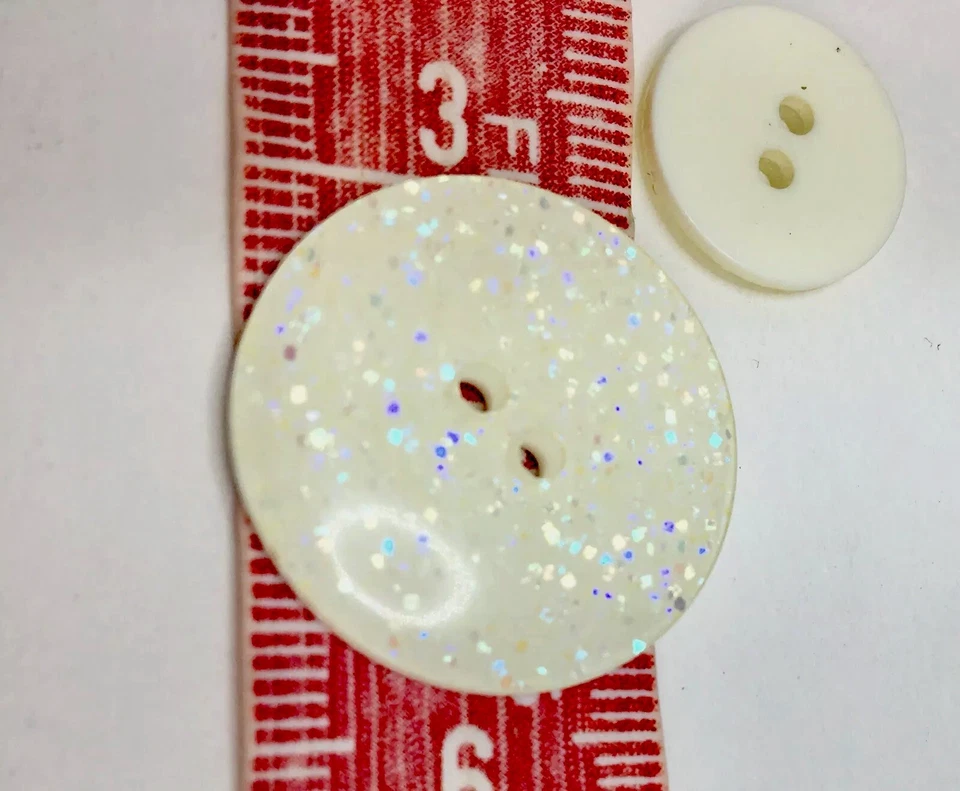 5pc Ivory & Glitter Resin 2 Hole Round Flat Buttons 18mm Sparkle Mother Of Pearl - Image 3 of 4