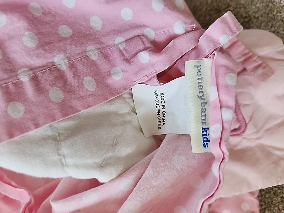 Almohada Pottery Barn Kids ratón falso con libro rosa lunares lazo acolchado Foto 3 de 4