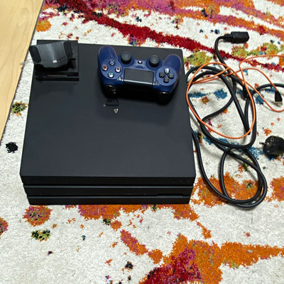 Sony PlayStation 4 Pro 1TB Schwarz 4K Konsole mit DualShock 4 & Kabeln