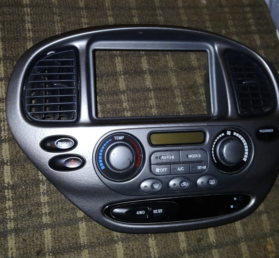 2001-04 Toyota Sequoia A/C Climate Heater Temp Control Panel 4WD 84010-0C170 OEM - Image 3 of 4