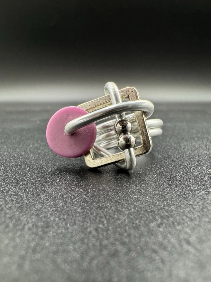 Anillo rompecabezas de aluminio inspirado en la Bauhaus hecho a mano diseño argentino disco rosa Foto 2 de 4
