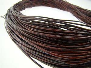 Cordoncino in pelle (da 0,45 €/m) tondo 2 mm. Marrone antico. Cinturino in pelle. Lunghezza: a scelta