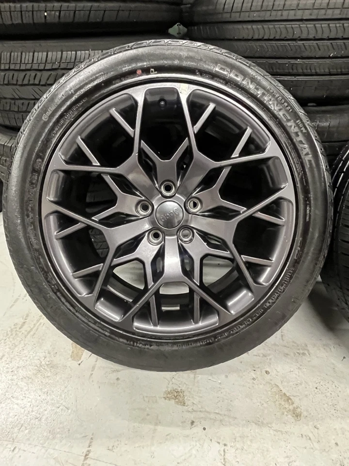 RUEDAS Y NEUMÁTICOS DE GRAFITO OSCURO 21" OEM JEEP GRAND CHEROKEE L Summit 21" usados. Foto 4 de 4