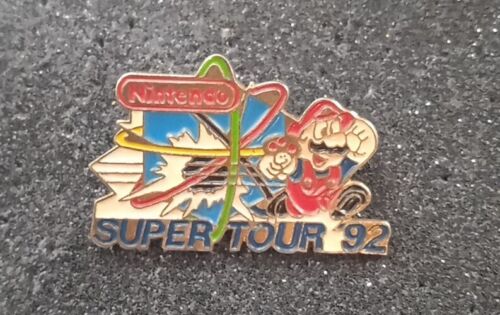 Pin's Jeux Vidéo. Nintendo. Super Tour 92. Mario - Afbeelding 1 van 4