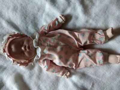 Schlafbaby v.Yolanda Bello mit kleinem Makel /Porz. und Stoff/gem