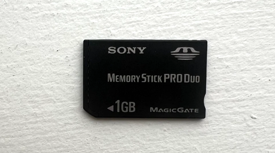 PSP 1000 - Pink - GOOD CONDITION + Official Sony Memory 1GB + Charger - Image 3 of 4