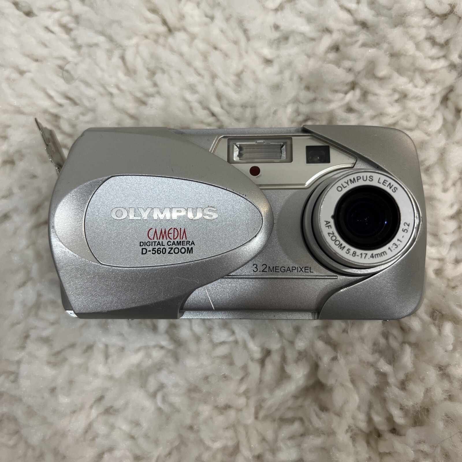 Olympus CAMEDIA D560 Zoom 3.2MP Digital Camera Needs Battery Cap