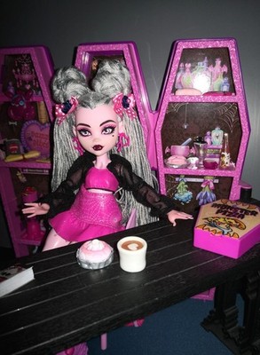 1 Monster High Puppe Draculaura G3 Set Secret Poison Raum mit anderem Zubehör 