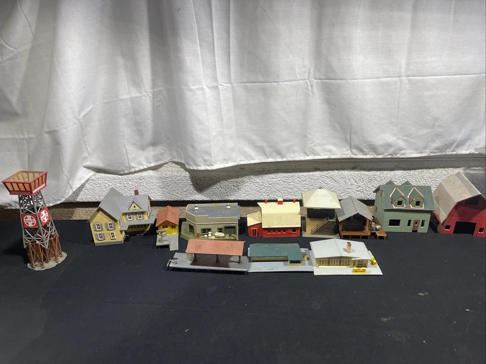 MODEL POWER LOT OF 11 HOUSES. Brand Mixes - Image 2 of 4