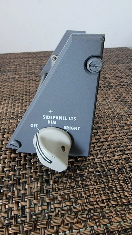 FOKKER LUZ PANEL LATERAL IZQUIERDO - P/N: A42723-405 - Estado SV. Foto 2 de 4